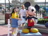 disney1_028_dad_mom_mickey1.jpg (61148 bytes)