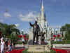 disney1_033_castle_walt_mickey1.jpg (51601 bytes)