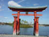 disney5_015_japan_torii_gate.jpg (43321 bytes)